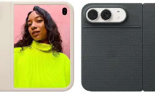 جهاز iPhone Duo، لون أبيض النجوم في حافظة من السيليكون بلون رملي، الوضع الأفقي، مفتوح بالكامل أفقياً، كاميرا Fusion المزدوجة في أعلى اليسار، تغطي الحافظة الجهة الخارجية الخلفية والحافة الخارجية للشاشة الأمامية، تعرض الشاشة الخارجية في الجهة اليمنى صورة بورتريه لشخص. جهاز iPhone Duo، لون أبيض النجوم في محفظة بلون كحلي، الجهة الخارجية الخلفية تعرض الكاميرا المزدوجة ‏Fusion‏ 48MP الخلفية، عدستان