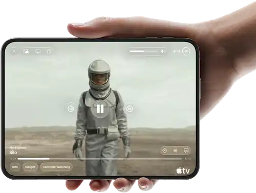 جهاز iPhone Duo، تحمله يد واحدة، مفتوح في الوضع الأفقي، مفتوح بالكامل، الشاشة الداخلية تعرض مسلسل