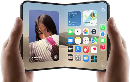 جهاز iPhone Duo، لون أبيض النجوم، يدان تحملان الجهاز في الوضع الأفقي، مفتوح، الشاشة الداخلية تعرض صوراً على الجهة اليسرى، تطبيقات على الجهة اليمنى