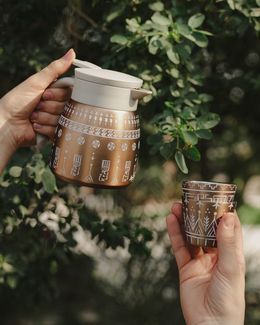 كرم مجموعة ترمس وفناجين القهوة