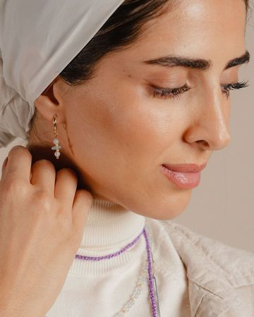 من معدن الإنسان أقراط الأحجار الطبيعية