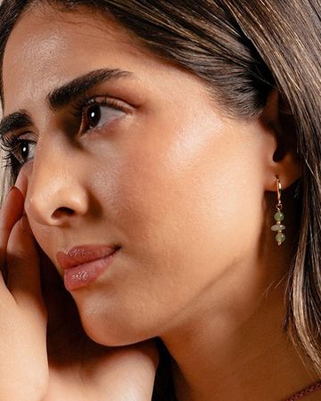 من معدن الإنسان أقراط الأحجار الطبيعية