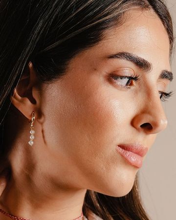 من معدن الإنسان أقراط الأحجار الطبيعية